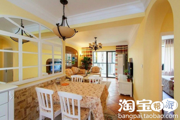 Phòng khách mang phong cách châu Âu với đèn chùm, thảm, ghế sofa Bộ Sofa không phải là đặc điểm khác biệt, mà điểm nhấn ở đây là bức tường với những hình ảnh của gia đình. Các vật dụng cũng không cầu kỳ, sang trọng quá đắt đỏ, đơn giản nhưng lại rất hiệu quả. Và một bức tường cũng được trang trí toàn bằng ảnh, đơn giản và chi phí rất thấp Phòng ăn nhẹ nhàng, rất đáng yêu với họa tiết hoa nhí rực rỡ Nhà bếp với kiểu thiết kế hình chữ U ngược. Chất liệu gạch ốp tường và màu sắc rất lạ Lối đi pha một chút hương vị La Mã. Phòng ngủ đa chức năng với chiếc giường phóng khoáng Chủ nhân ngôi nhà có lẽ là một fan hâm mộ của điện ảnh, nên đã tậu cả máy chiếu màn hình để thưởng thức phim. Không gian nhỏ cho bàn làm việc Phòng ngủ khác với chiếc giường bằng thú bông lớn Không gian công trình phụ khá lạ mắt chỉ bằng gạch ốp màu đơn giản không đắt tiền