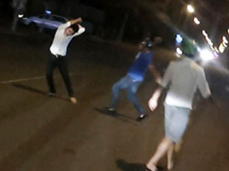 Ẩu đả trên đường Võ Thị Sáu (Biên Hòa, Đồng Nai) giữa hai nhóm thanh niên từ một va chạm nhỏ trong quán bar tối 20/7. Ảnh: DĐ