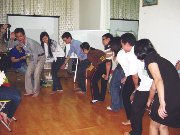 Các bạn trẻ trong trò chơi tìm hiểu tâm lý hai giới