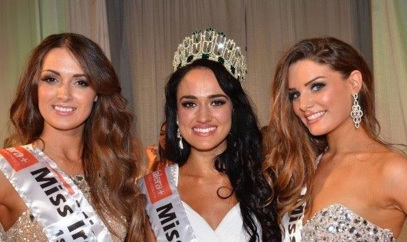 Á hậu 1 Rebecca Maguire (trái) sẽ thay thế người đẹp bị tước vương miện Marie Hughes (giữa). Á hậu 1 Rebecca Maguire (trái) sẽ thay thế người đẹp bị tước vương miện Marie Hughes (giữa)