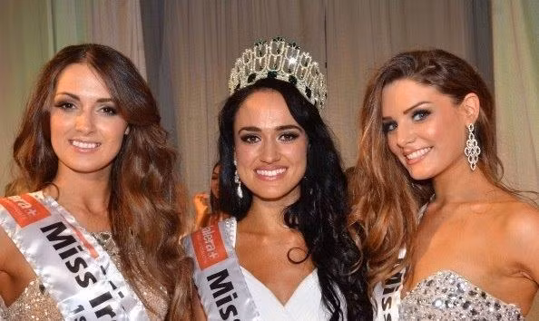 Á hậu 1 Rebecca Maguire (trái) sẽ thay thế người đẹp bị tước vương miện Marie Hughes (giữa)