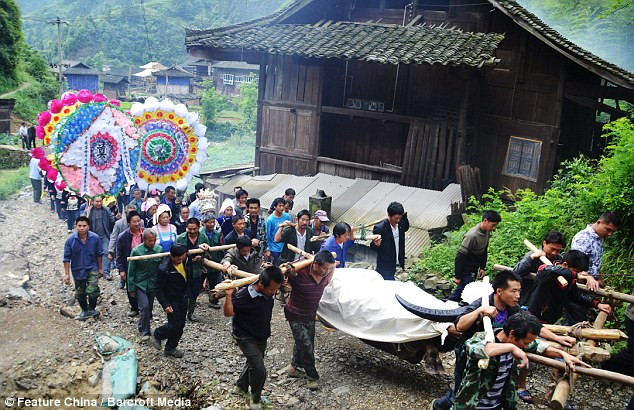 Người đưa tang chú trâu rất đông và đám tang được tổ chức khá linh đình. Người đưa tang chú trâu rất đông và đám tang được tổ chức khá linh đình