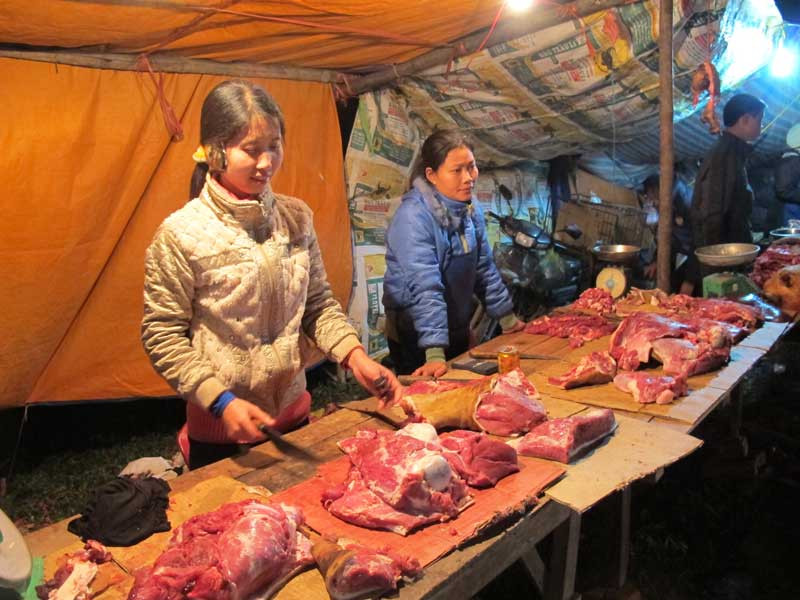 Hai dãy hàng dài tít tắp bên đường là các phản bán thịt bê thui suốt đêm