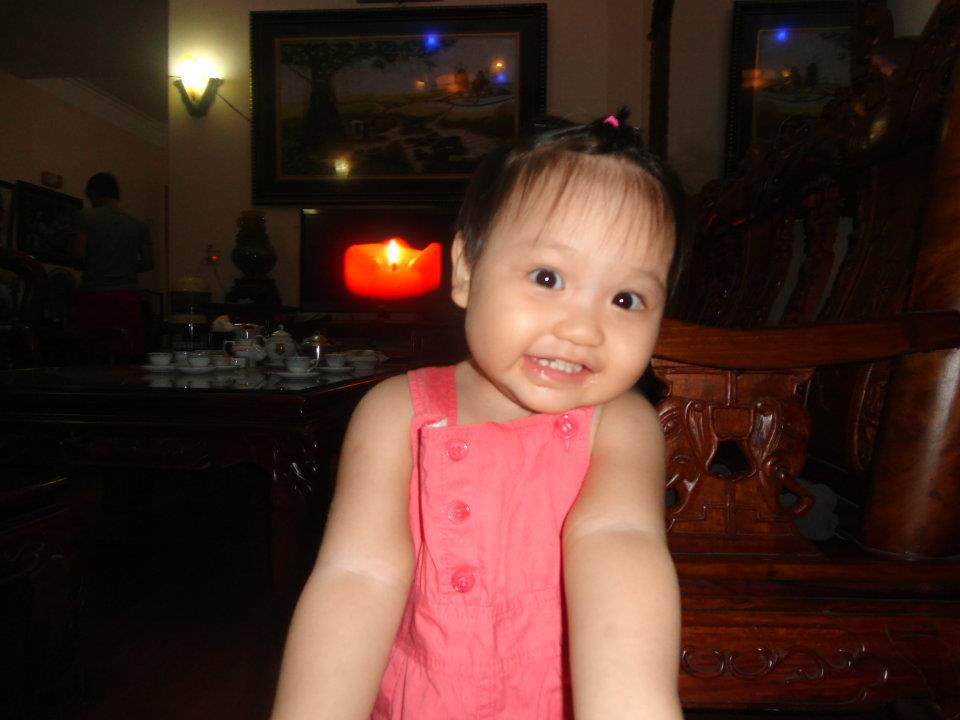 Mới mấy tháng trước thôi, Teddy trông y hệt một cu cậu ấy! Bây giờ thì Teddy cũng váy, cũng kẹp tóc, cũng "sexy" như ai!