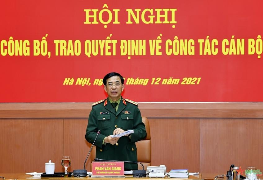 Đại tướng Phan Văn Giang chúc mừng các đồng chí sau gần 50 năm phục vụ quân đội đã hoàn thành xuất sắc nhiệm vụ mà Đảng, Nhà nước, quân đội và nhân dân giao phó.