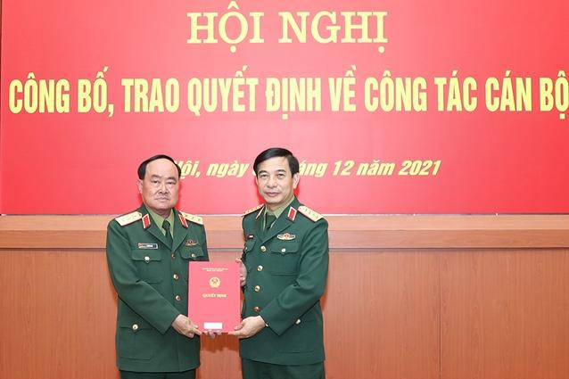 Đại tướng Phan Văn Giang trao quyết định cho Thượng tướng Trần Đơn