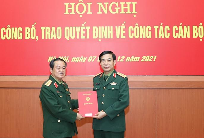 Đại tướng Phan Văn Giang trao quyết định cho Đại tướng Đỗ Bá Tỵ.