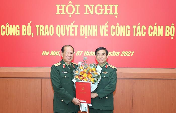 Đại tướng Phan Văn Giang trao quyết định cho Thượng tướng Bế Xuân Trường.