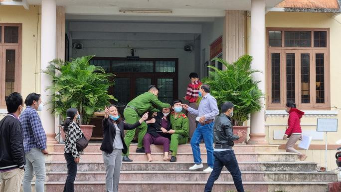 Vợ ông Cường gào khóc ngay sảnh tòa sau khi chồng được đưa đi cấp cứu Vợ ông Cường gào khóc ngay sảnh tòa sau khi chồng được đưa đi cấp cứu