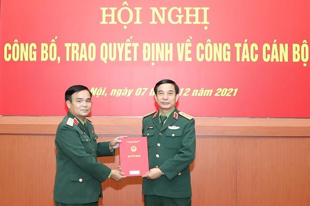 Đại tướng Phan Văn Giang trao quyết định cho Thượng tướng Lê Chiêm.