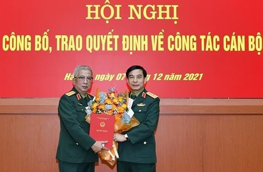 Đại tướng Phan Văn Giang trao quyết định cho Thượng tướng Nguyễn Chí Vịnh.