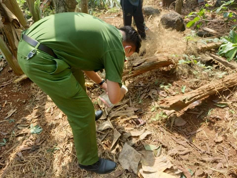 Cách hiện trường khoảng 500m, lực lượng chức năng tìm thấy mảnh áo bị cháy của chị O. Ảnh: Quang Hưng
