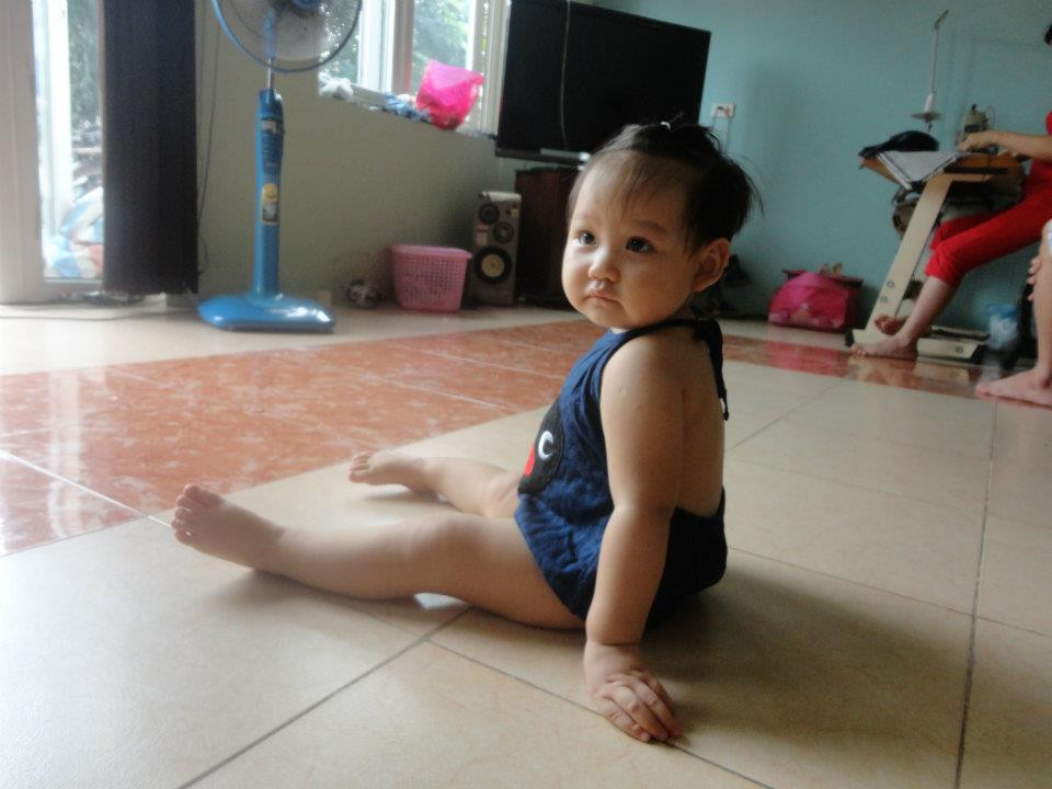 Mới mấy tháng trước thôi, Teddy trông y hệt một cu cậu ấy! Bây giờ thì Teddy cũng váy, cũng kẹp tóc, cũng "sexy" như ai!