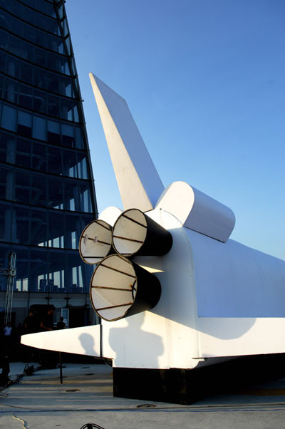 Phía sau mô phỏng điểm tiếp xúc với bệ phóng tên lửa nâng con tàu lên