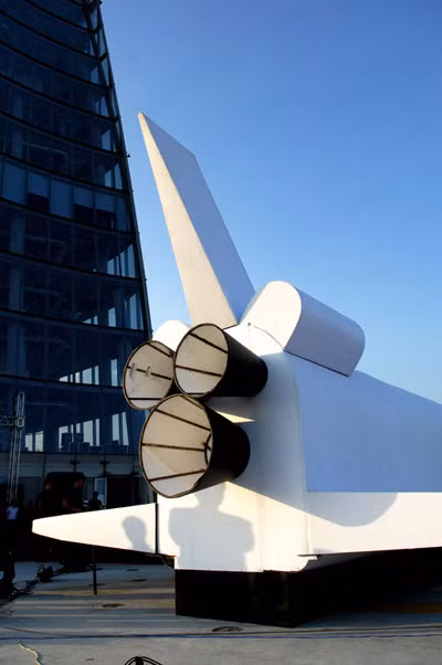 Phía sau mô phỏng điểm tiếp xúc với bệ phóng tên lửa nâng con tàu lên