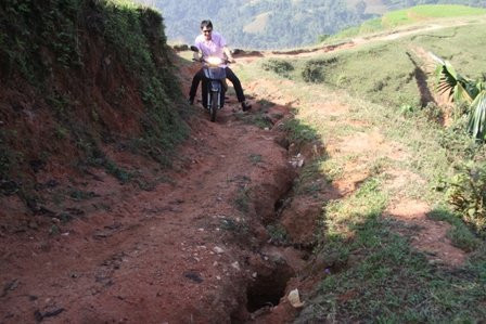 Đường vào bản Hạ Sơn, xã Thượng Sơn – gia đình của cháu Lý Thị T