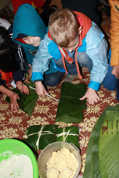 Và rất say sưa tập gói. Ảnh: Trường Phong