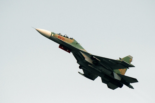 Chỉ trong vài giây, chiến đấu cơ bay vút lên trời. Đặc điểm của Su-30MK2 là làm nhiệm vụ tập kích đường không để chế áp và làm tê liệt hệ thống chỉ huy, kiểm soát, thông tin tình báo các cấp được đối phương bố trí ngay từ thời điểm phát động tiến công hoặc phản công. Ngoài ra, Su-30MK2 có thể ngăn chặn lực lượng tiếp viện chiến đấu của đối phương tiếp cận hoặc tập hợp lực lượng phản công