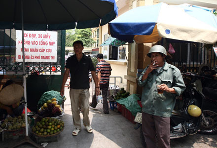 Hút thuốc vô tư trước cổng bệnh viện Phụ sản Trung Ương