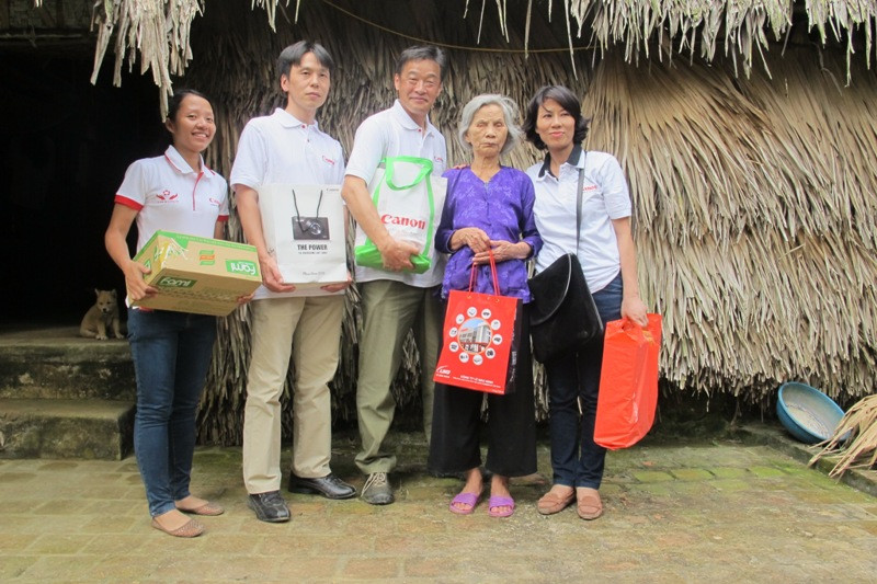 Đến thăm hỏi bà Phạm Thị Cúc 82 tuổi và ông Nguyễn Đức Trí 92 tuổi