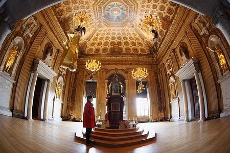 Toàn cảnh bên ngoài cung điện Kensington. Tượng Nữ hoàng Victoria, vốn bị hư hại trong Thế chiến II, đã được phục hồi trong lần trùng tu này. Khu vườn rộng mênh mông cũng được thiết kế lại. Căn phòng Cupola rộng lớn trong cung điện. Chiếc nôi được rát vàng.