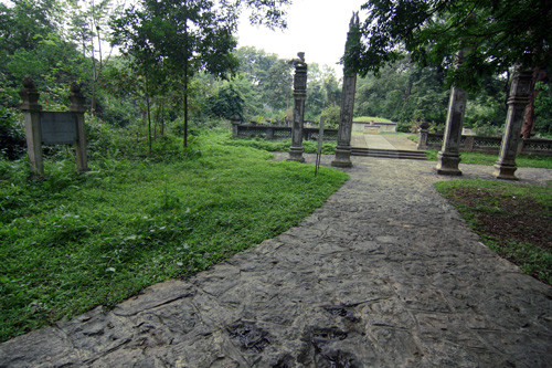  Khuôn viên rộng lớn rợp bóng cây xanh của cố đô Lam Kinh, Thanh Hoá. 