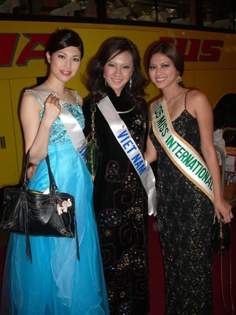 Vũ Ngọc Diệp cùng hoa hậu Quốc tế 2005 và Hoa hậu Nhật Bản. Ảnh BTC Vũ Ngọc Diệp cùng hoa hậu Quốc tế 2005 và Hoa hậu Nhật Bản. Ảnh BTC
