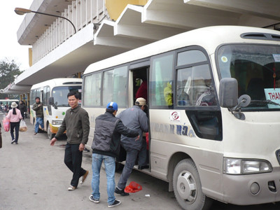 Đa số hành khách tại các bến xe Hà Nội được nhà xe mời lên xe không cần vé. Ảnh: Anh Trọng. Đa số hành khách tại các bến xe Hà Nội được nhà xe mời lên xe không cần vé. Ảnh: Anh Trọng