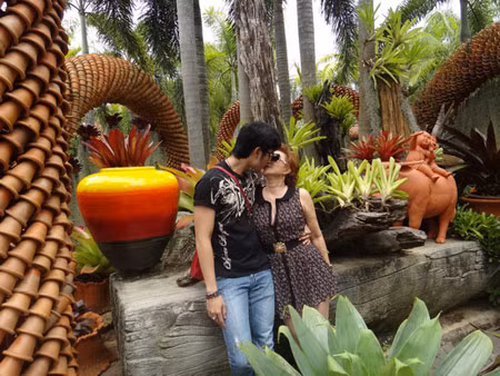 Dù Hoàng Việt liên tục khẳng định mối tình xuyên tuổi tác của anh không có mùi tiền nhưng ít người tin vào việc này