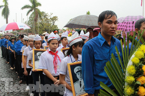 Các cháu thiếu nhi xếp hàng vào viếng Đại tướng. Các cháu thiếu nhi sắp hàng để vào viếng Đại tướng