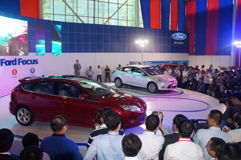 Ford ra mắt Focus hoàn toàn mới, với 2 phiên bản sedan và hatchback, sẽ bán chính thức vào tháng 12 tới