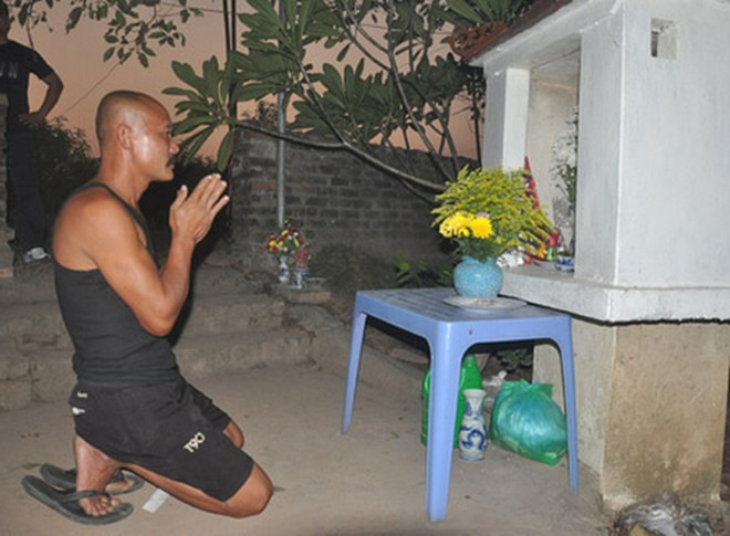 Mùng 1 và ngày rằm hàng tháng, anh Dũng cùng nhiều người dân ra miếu thờ ở nghĩa địa vô danh thắp hương 