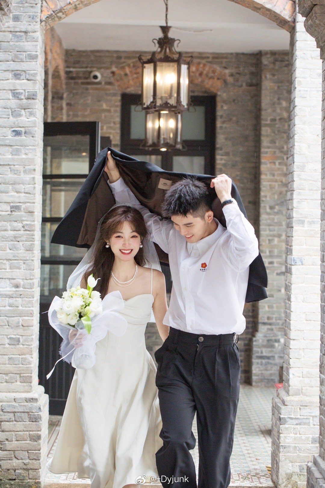 Visual của cặp đôi không khác gì nam - nữ chính bước ra từ tiểu thuyết ngôn tình. Nguồn: WBNV Visual của cặp đôi không khác gì nam - nữ chính bước ra từ tiểu thuyết ngôn tình. Nguồn: WBNV