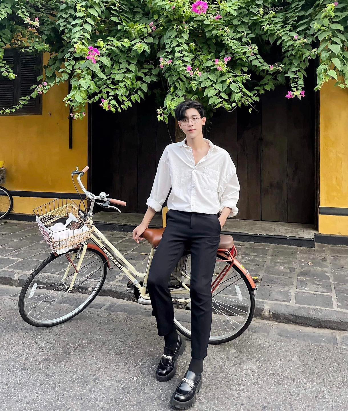 Một vài hình ảnh rất "chàng thơ" của thầy giáo dạy Văn 9X. Nguồn: FBNV Một vài hình ảnh rất "chàng thơ" của thầy giáo dạy Văn 9X. Nguồn: FBNV