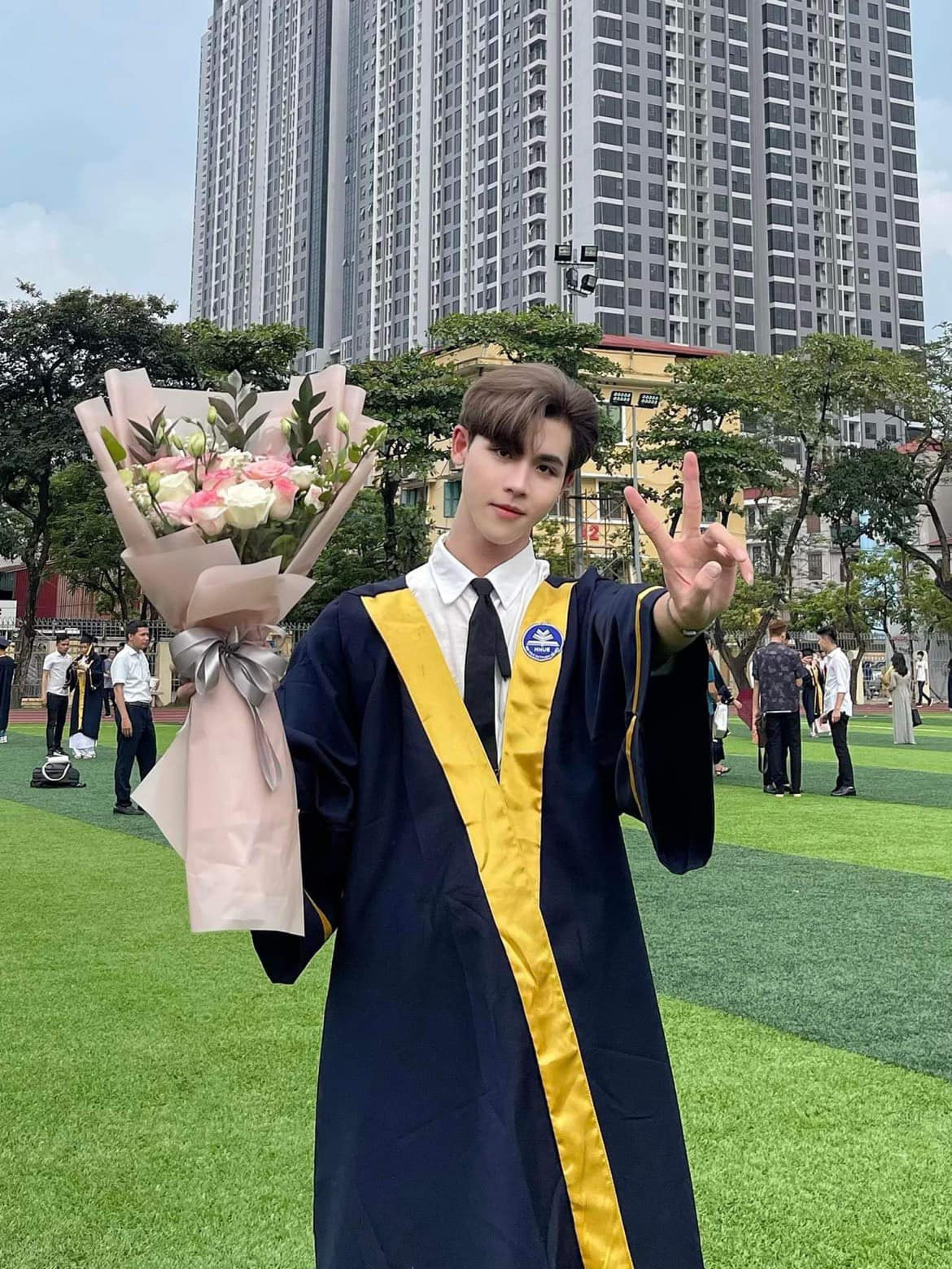 Anh tốt nghiệp khoa Ngữ Văn, trường Đại học Sư phạm Hà Nội năm ngoái. Nguồn: FBNV Anh tốt nghiệp khoa Ngữ Văn, trường Đại học Sư phạm Hà Nội năm ngoái. Nguồn: FBNV