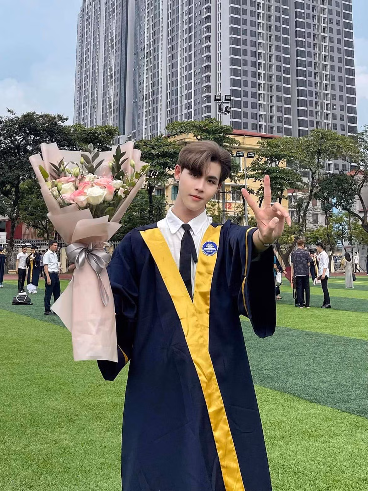 Anh tốt nghiệp khoa Ngữ Văn, trường Đại học Sư phạm Hà Nội năm ngoái. Nguồn: FBNV