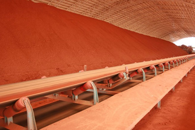 Quặng tinh đã chế biến được tập kết tại kho chờ trước khi đưa vào nhà máy chế biến alumina