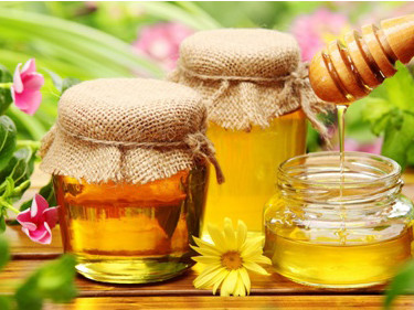 Mật ong giúp phục hồi tóc hư tổn, trị mụn trứng cá, và dưỡng ẩm cho da khô