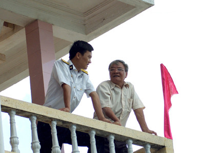 Hai bố con ông Lê Văn Thanh- Lê Huỳnh Tiệp ở đảo Đá Tây