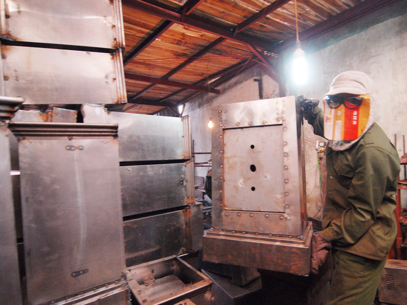 Những chiếc két được hàn khung xong sẽ được chuyển sang giai đoạn bả matit, sơn, lắp khóa... Mỗi tháng, trung bình mỗi xưởng sản xuất vài trăm chiếc két, mang lại thu nhập chục triệu đồng cho công nhân. Những chiếc két được hàn khung xong sẽ được chuyển sang giai đoạn bả matit, sơn, lắp khóa... Mỗi tháng, trung bình mỗi xưởng sản xuất vài trăm chiếc két, mang lại thu nhập chục triệu đồng cho công nhân