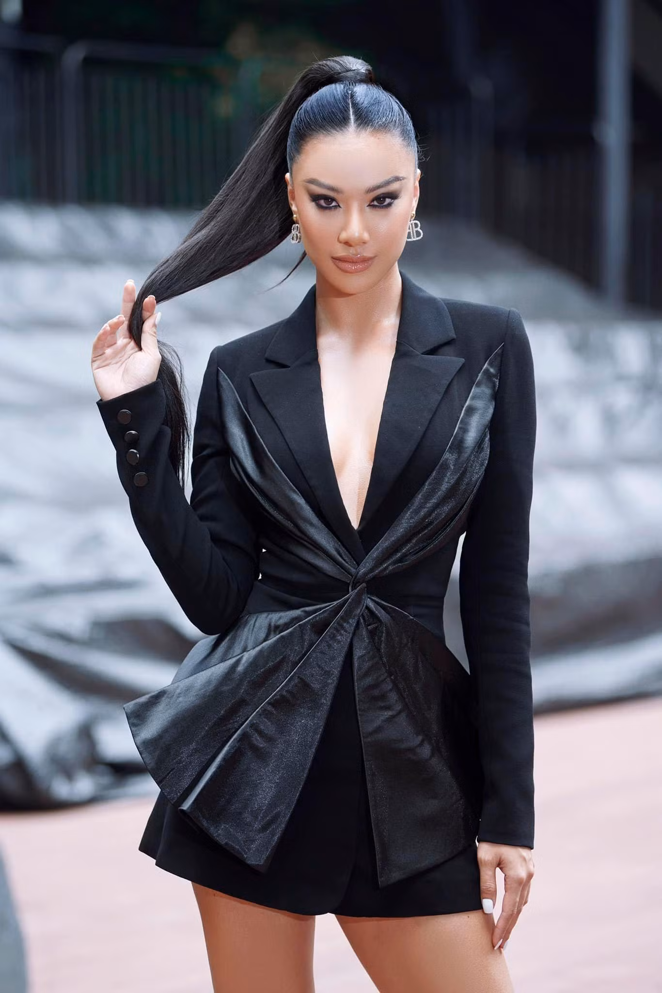 Đốt mắt với Á hậu Kim Duyên trong set đồ đen quyến rũ. Đốt mắt với Á hậu Kim Duyên trong set đồ đen quyến rũ.
