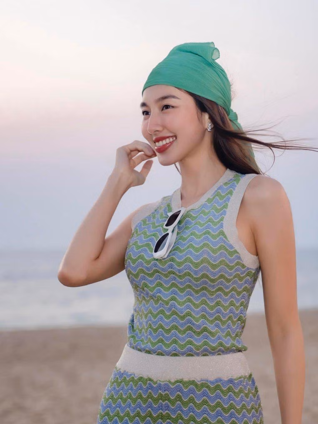 Thùy Tiên ghi điểm khi diện set len móc kết hợp với khăn buộc đầu vừa tươi trẻ lại cá tính.