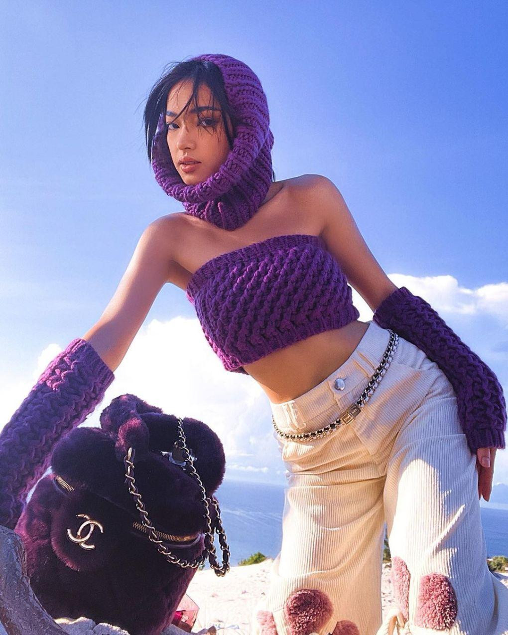 Châu Bùi lại mix chiếc áo quây len móc cùng quần nhung tăm và một vài phụ kiện tạo nên phong cách độc đáo, cá tính.