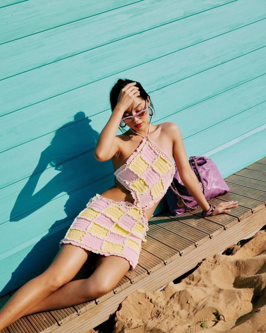 "Cô em Trendy" Khánh Linh nổi bật khi diện set đồ len móc ton-sur-ton với kính và túi xách.