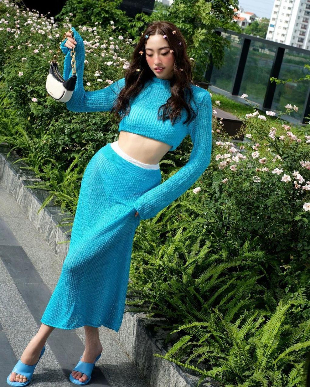 Hoa hậu Lương Thùy Linh hóa nàng thơ khi diện set đồ len móc màu xanh trong vườn hoa.