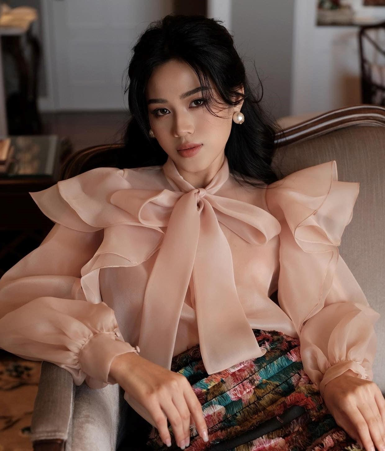 Nàng hậu khoe dáng với thiết kế chân váy chữ A mix cùng áo sơ mi thắt nơ nữ tính.