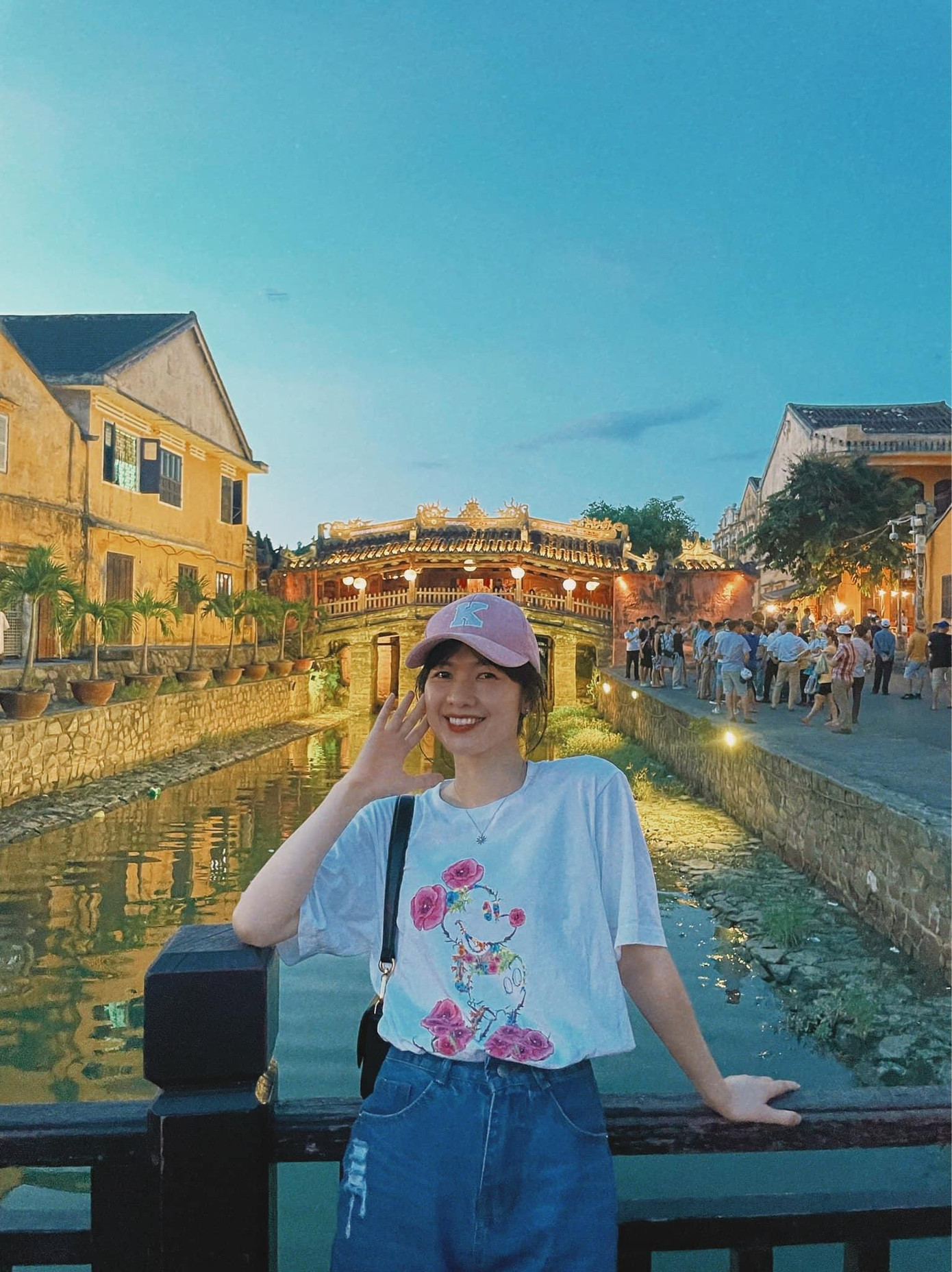 Bên cạnh đó, cô nàng cũng thường xuyên sử dụng những chiếc áo phông dáng rộng.