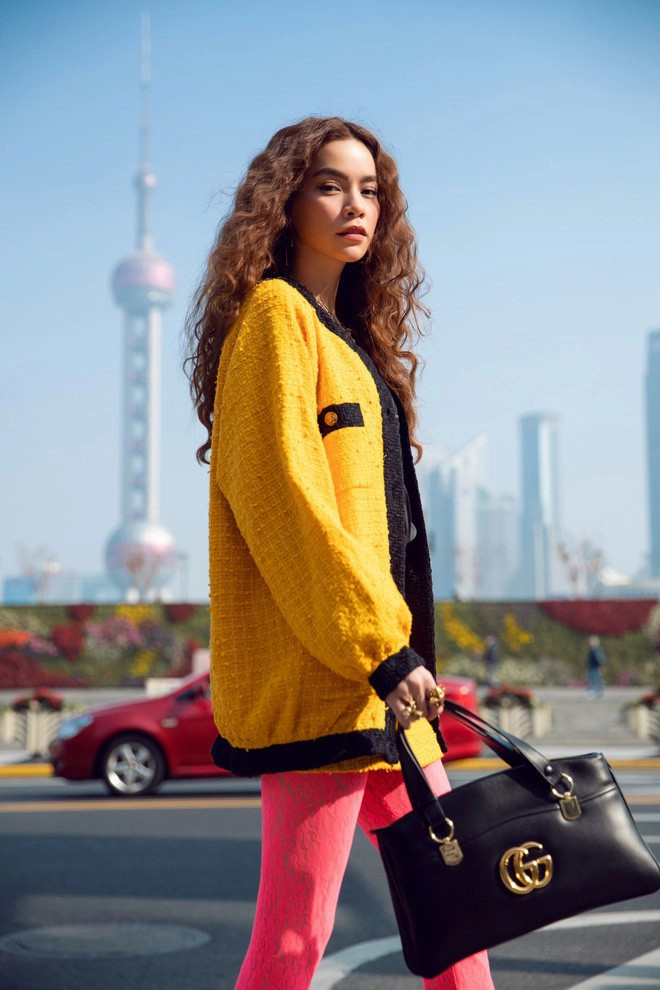 Phối cardigan vàng với quần tất màu hồng neon và túi xách hiệu, Hồ Ngọc Hà chứng minh đẳng cấp thời trang khác biệt của mình.