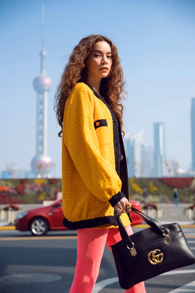 Phối cardigan vàng với quần tất màu hồng neon và túi xách hiệu, Hồ Ngọc Hà chứng minh đẳng cấp thời trang khác biệt của mình.