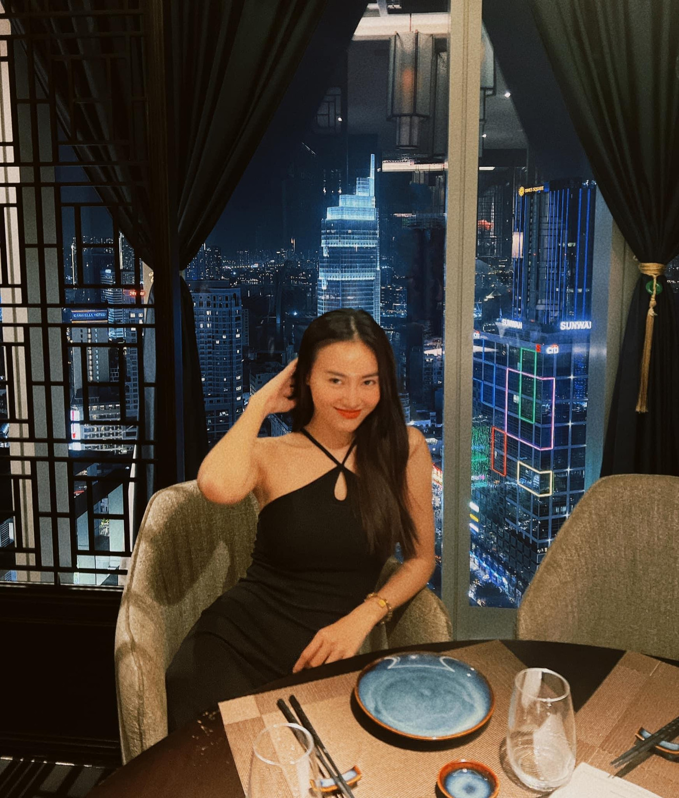 Sau nhiều năm diện lại, nữ chính Gái Già Lắm Chiêu đã có sự thay đổi lớn về nhan sắc, kết hợp tinh tế với kiểu tóc và phụ kiện, bộ váy của Lan Ngọc trông vẫn hợp thời.